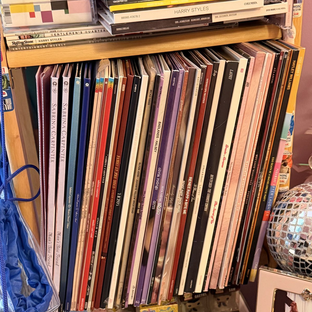 bri MET SABRINA 💌 is scared of harry styles tweet media