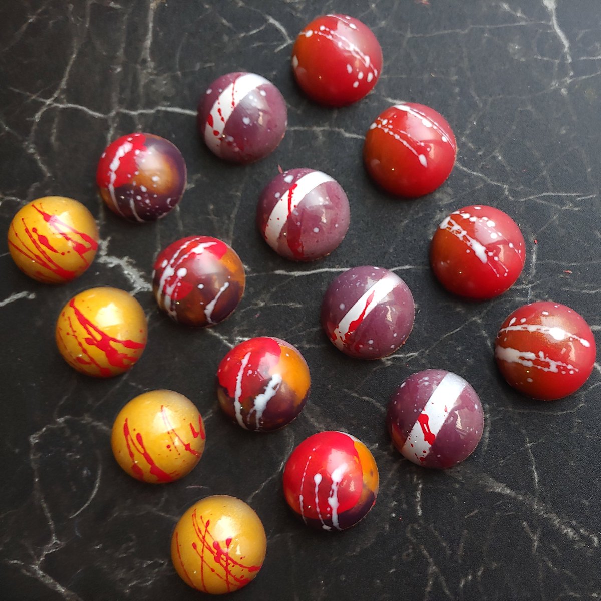 El yapımı spesiyal bonbon çikolatalar endüstriyel çikolatalardan daha gösterişli ve lezzetli👌