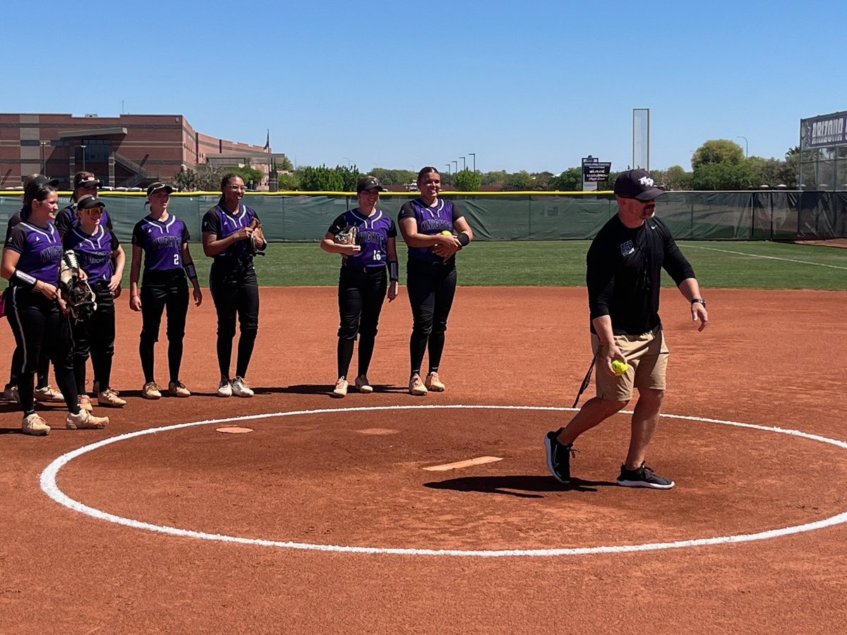 Coach_Stone99's tweet photo. Got to throw out the first pitch for the @SoftballAcp game today, thanks ladies!
#playlikeagirl
@ACPAthletics
@CUSDAthletics
#KNIGHTSTRENGTH https://t.co/LdJRARJSQU