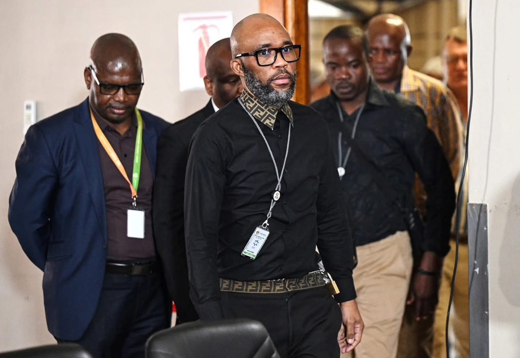 Man’s NOT Barry Roux tweet media