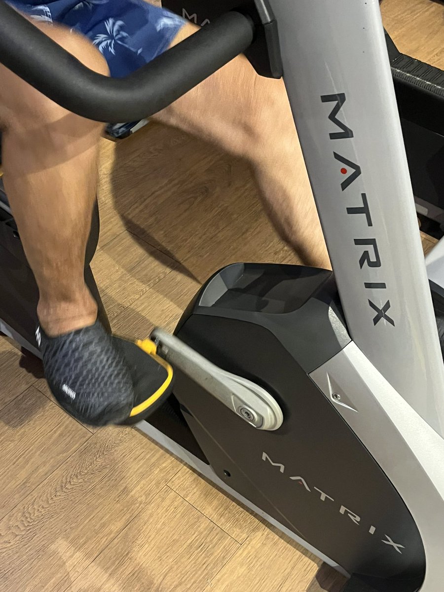 Kal_Paty's tweet photo. Mais um aparelho quebrado na Smart Fit… isso já não é exceção, é falta de cuidado mesmo. A gente paga, vai treinar e encontra estrutura precária e insegura. Manutenção básica deveria ser o mínimo. #SmartFit #Descaso #Academia SmartFit Matatu @SmartFitoficial https://t.co/KVH7souWzl