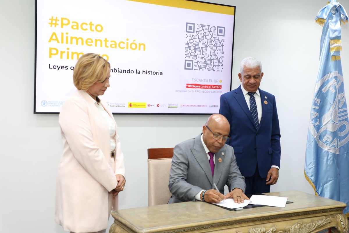 DiputadosRD's tweet photo. El presidente Alfredo Pacheco (@Pachecoalfredoo), junto a Ricardo de los Santos (@ricardodlsanto3), presidente del @SenadoRD y la diputada Soraya Suárez (@sorayasuarezprm), Coordinadora Regional de América Latina y Caribe de los Frentes Parlamentarios contra el Hambre, han encabezado la ceremonia de suscripción del Pacto Parlamentario “Alimentación Primero”, instrumento político de la Alianza Parlamentaria Iberoamericana y Caribeña que agrupa a los Frentes Parlamentarios contra el Hambre de América Latina y el Caribe (FPH-ALC), junto a los parlamentos de España y Portugal. 

Con esta firma seríamos el cuarto país de la región en firmar dicho pacto, posicionándonos dentro de la Alianza Iberoamericana y Caribeña por la Seguridad Alimentaria, y consolidando nuestro compromiso político con la erradicación del hambre y la promoción de sistemas agroalimentarios más eficientes, inclusivos, resilientes y sostenibles. 

#DiputadosRD #AlimentaciónPrimeroRD