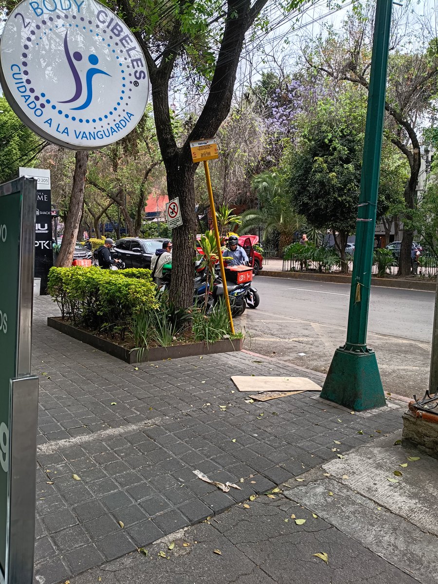Ravilaramirez's tweet photo. @cdmx_ssc 
@LaSEMOVI 
Entre la fuente de las Cibelles y Valladolid sobre  Durango col.Roma
Se averió una camioneta y se quedó atodarada sobre la avenida mencionada.
Lo chusco  en vez de que quiten a las motos que están estacionadas en un lugar prohibido prefieren tráfico https://t.co/zXJQ3OvoxJ