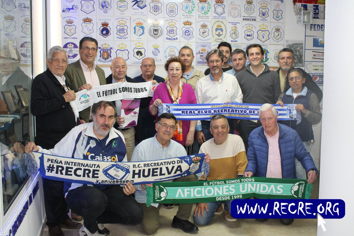 El presidente de Aficiones Unidas, Pepe Hidalgo, ha mantenido una reunión informativa con las peñas federadas del Recre previa a la asamblea general de la federación de peñas, que acaba de finalizar