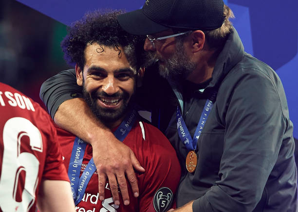 🔔

يورغن كلوب عن محمد صلاح 🗣️

◾ "لن أقول أنه سهل الإدارة، لكنه أيضًا ليس صعبًا، لن تواجه مشاكل مع صلاح إلا إذا لم يلعب، أو إذا قمت بإخراجه من المباراة" 

◾ "كان يتطور دائمًا، لم يتوقف أبدًا، هذه عقليته، بعد كل عطلة صيفية، كان يعود ومعه مهارة جديدة، كأنه قضى كل الوقت يتدرب على