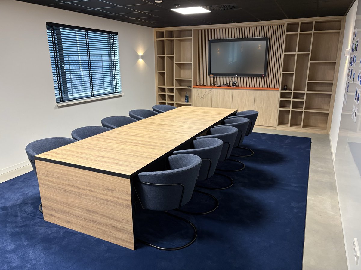 VanHouteGroep's tweet photo. Recent opgeleverd vergaderopstelling met maatwerk @ichinterieurbouw tafel! #interieurbouw #karpet #desso https://t.co/TEDVAoA95m