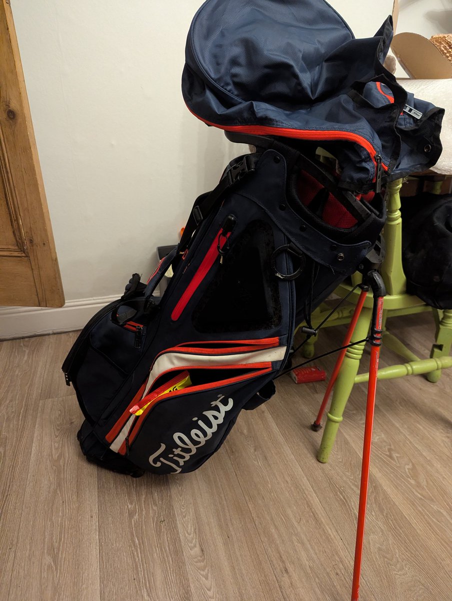elitefourdylan's tweet photo. Who says golf is a rich man's game, just got this bag for free (from I assume a rich man's wife) on marketplace 

I think it's this same one in a different colour??? https://t.co/AVChC6xENC