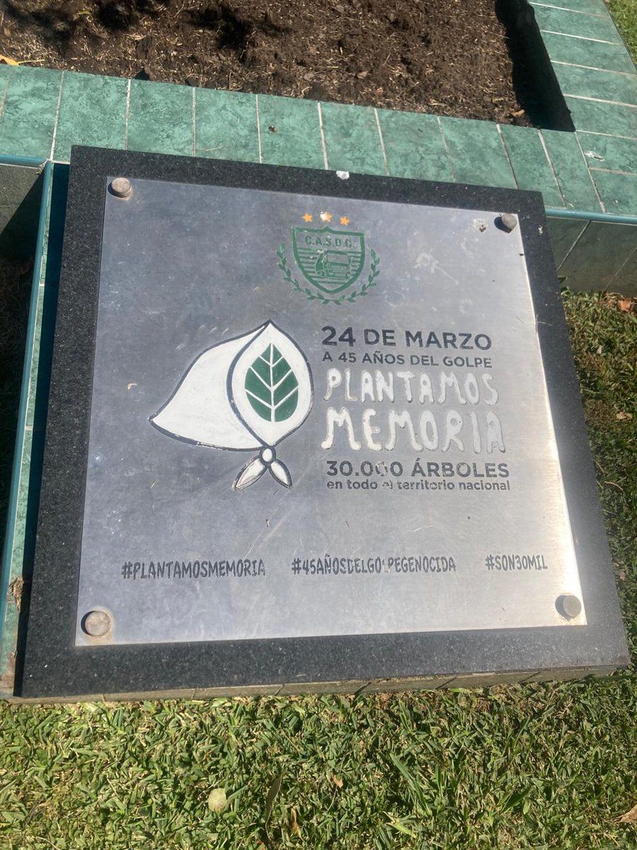 casdcamioneros's tweet photo. 🇦🇷 #PlantamosMemoria #NuncaMás 🇦🇷
✅ Hoy recordamos el 24 de marzo plantando memoria, compromiso y futuro.
🌱En nuestro club también decimos presente, porque la memoria se construye todos los días. https://t.co/Xanr5HlXmg