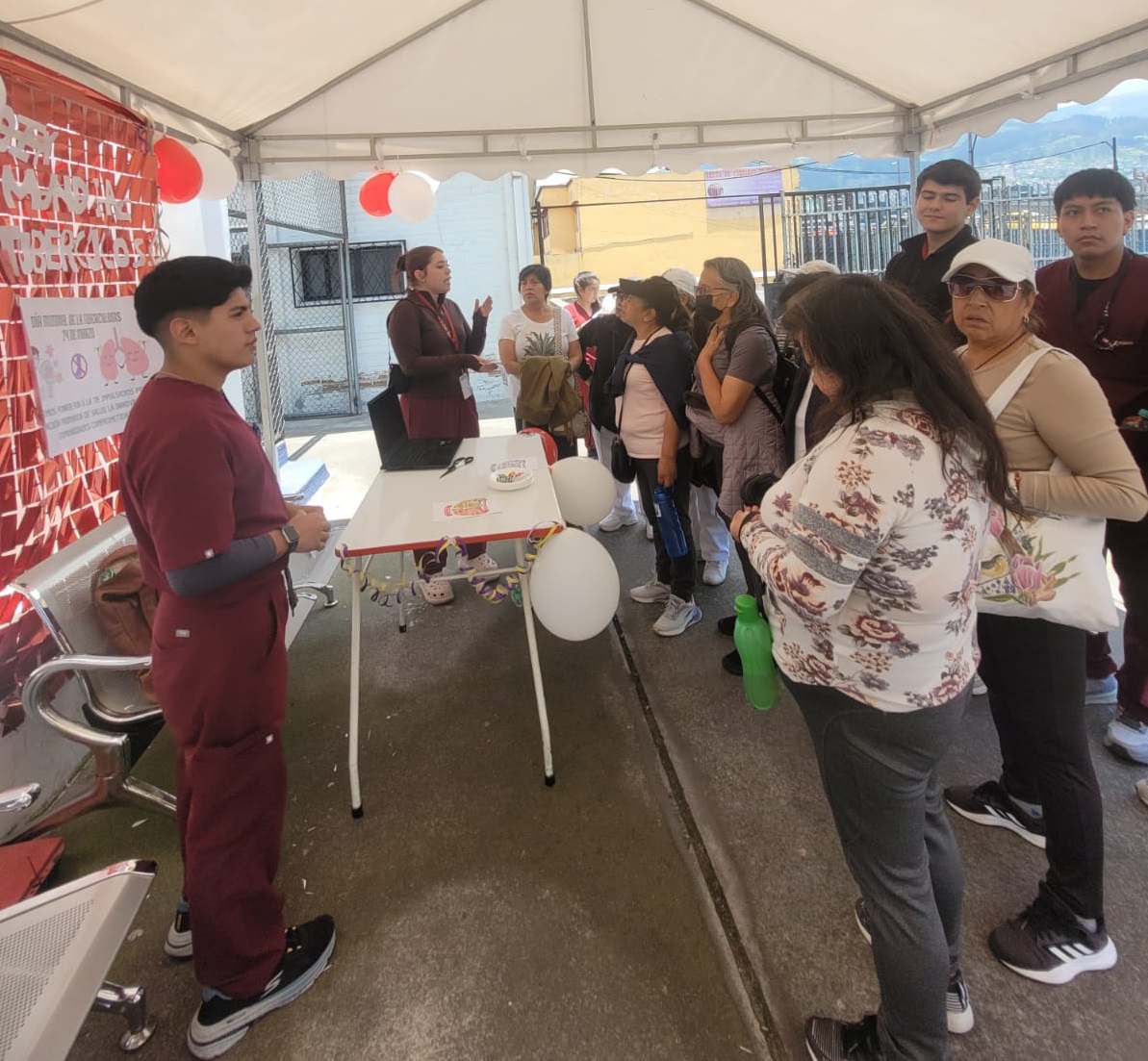IESSPichincha's tweet photo. #IESSteCuida | En el Hospital del Día Chimbacalle trabajamos con un propósito claro: cuidar de la salud de todos nuestros afiliados.✅

Hoy, en el Día Mundial de la #Tuberculosis (TB) desarrollamos actividades bajo el lema: poner fin a la TB fortaleciendo la atención primaria, apostando por la innovación y caminando junto a una comunidad comprometida con su bienestar.🫂
 
✅Compartimos cuidados preventivos e información útil para identificar signos de alarma.🚨