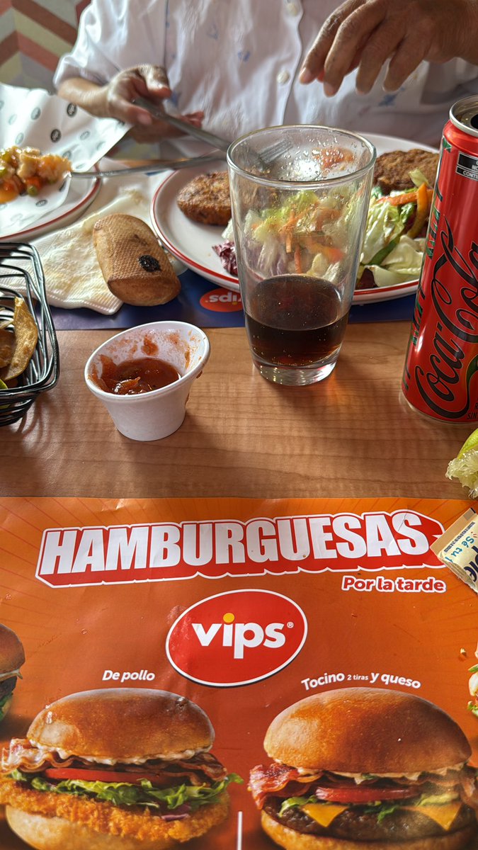 elChuneva tweet media