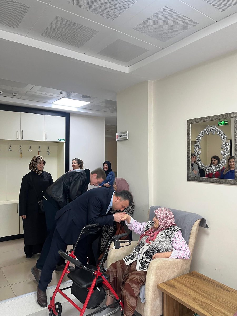 akgencdevrek67's tweet photo. 📍Yaşlılar Haftası Ziyareti

AK Parti İlçe Başkanımız Sayın Muharrem Terzi,Siyasi ve Hukuki İşler Başkanımız Efe Mezir ve Yönetim Kurulu üyelerimiz ile birlikte, Yaşlılar Haftası dolayısıyla bölgemizde bulunan huzurevini ziyaret ettik.
@ozfeyyaz 
@OMERFARUKDEMREL 
@AnlSvc https://t.co/z4xOtuqaR8