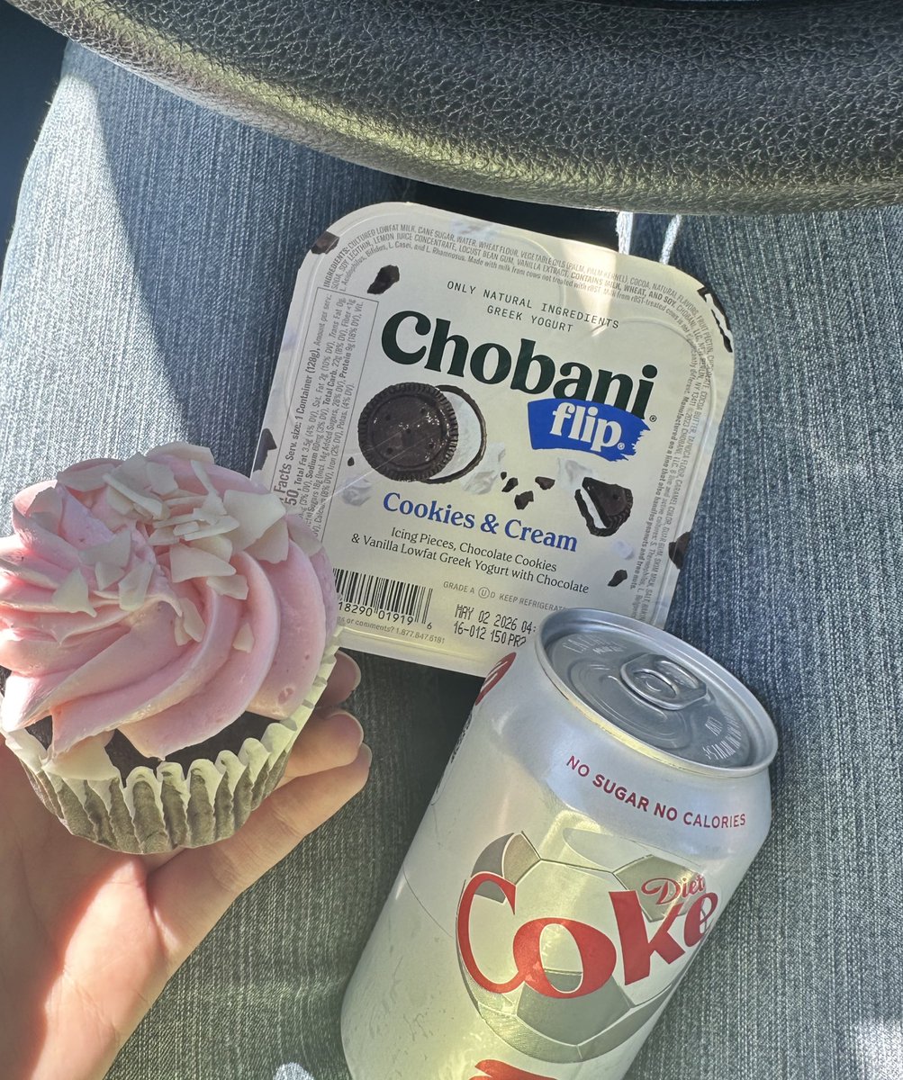 angels_wasting's tweet photo. hihi pretties!!! here's lunch today, i scrapped off the icing on the cupcake lol 250 cals 💞💞 https://t.co/FLjKvyc6ad