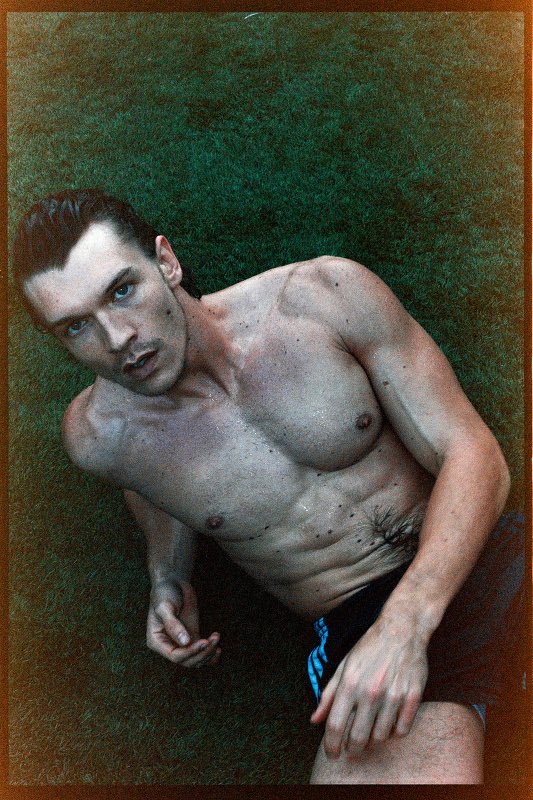 ¡Hemos sido bendecidas! <a href="/InterviewMag/">Interview Magazine</a> ha sacado dos nuevas imágenes de Connor Storrie