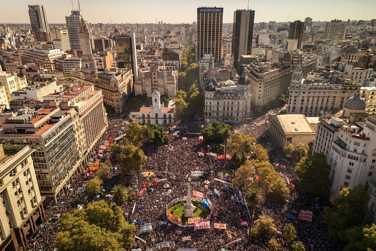 50 años después los 30.000 están más vivos que nunca.

La memoria se contagia.