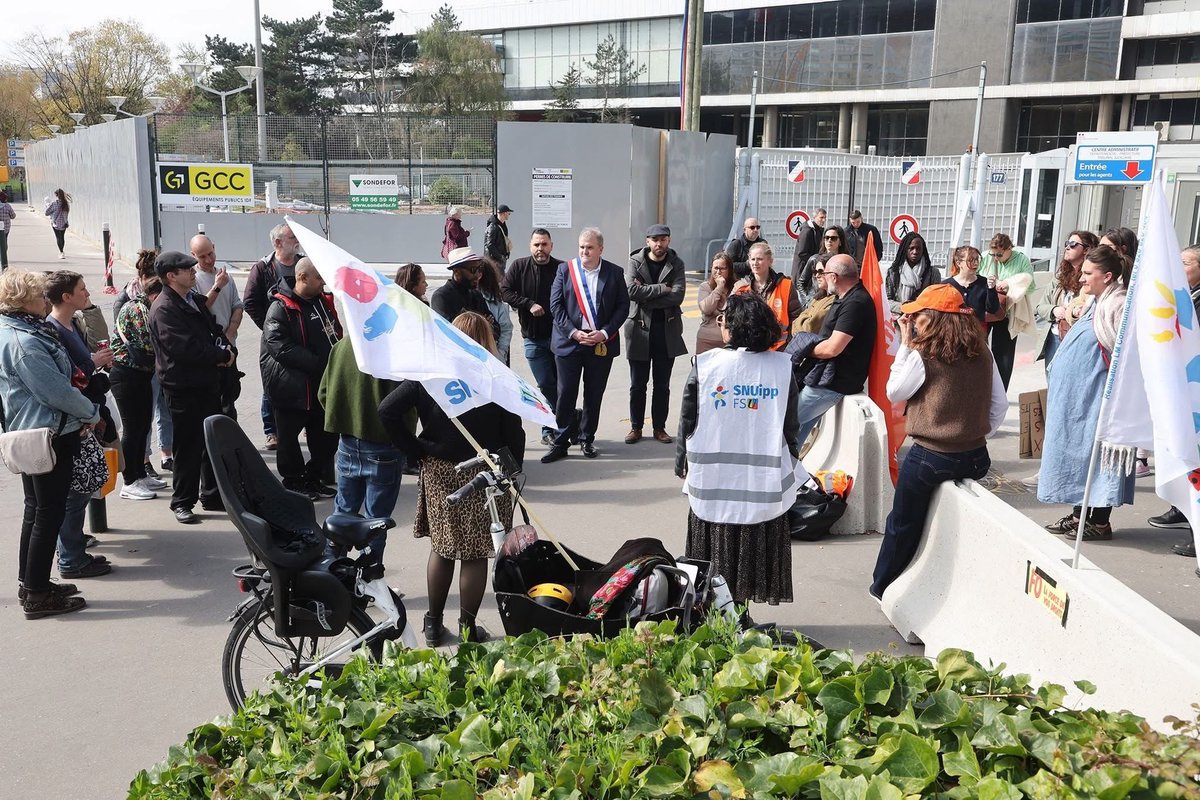 collNanterre92's tweet photo. 🦾Un beau rassemblement ce midi #24mars à Nanterre d’une 50 taine de personnes : parents et enseignant.e.s devant la DSDEN 92 🪧 (qui se tenait en même temps que plusieurs rassemblements devant les circonscriptions du département des Hauts-de-Seine)
1/4⤵️ https://t.co/tifYgiYudP