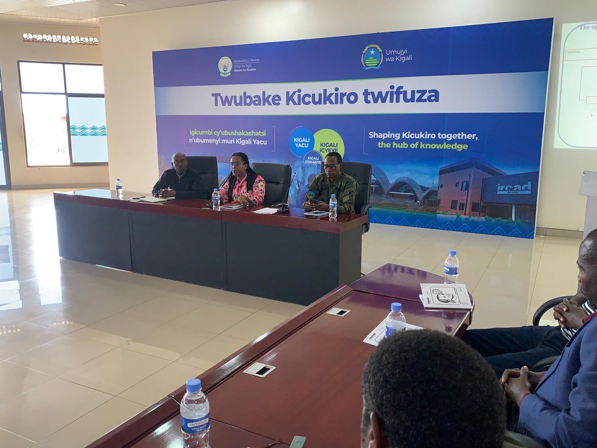 RCARwanda's tweet image. #RCA yatangije Ihuriro ry’Amakoperative (#DCF) muri @KicukiroDistr rigamije kuganira ku iterambere ry'amakoperative,hagamijwe kunoza imikorere,imiyoborere n'imicungire ya koperative. 

Hanatowe Komite Nshingwabikorwa n’abagize Inteko rusange y’iryo huriro.