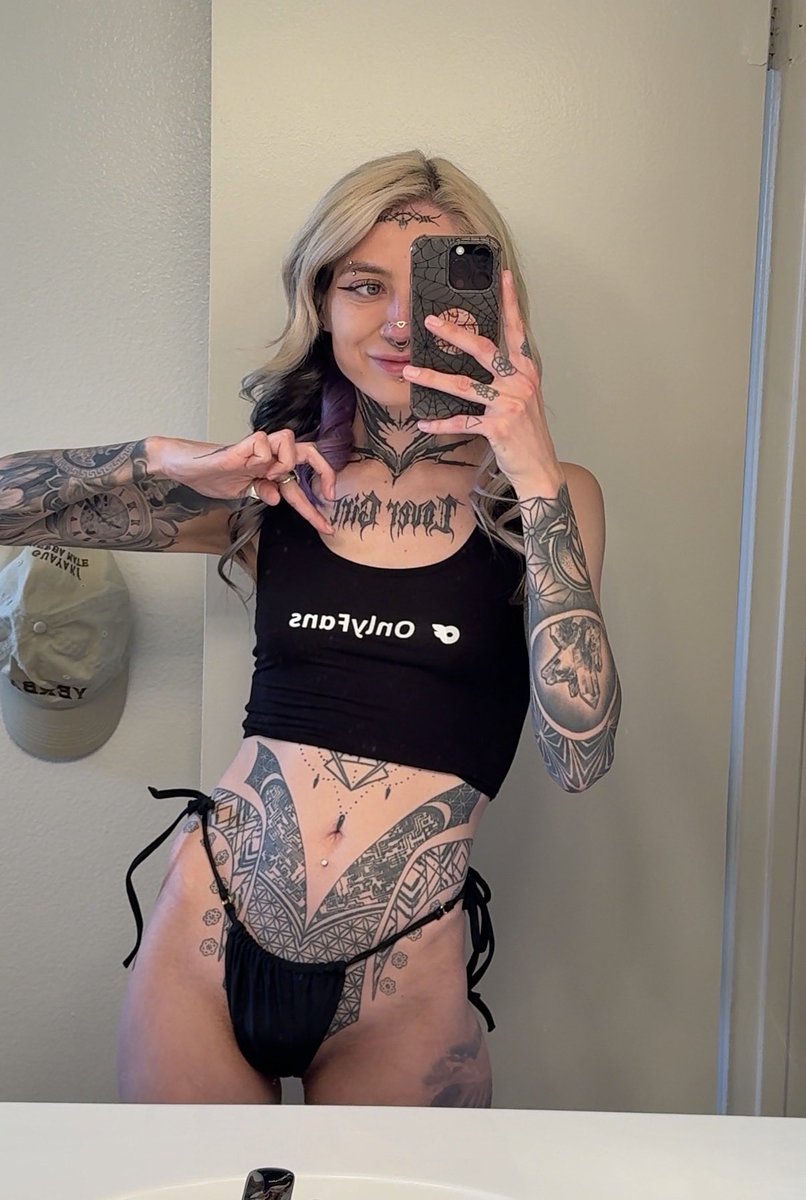 tinkerbelle’sxy goth sis tweet media