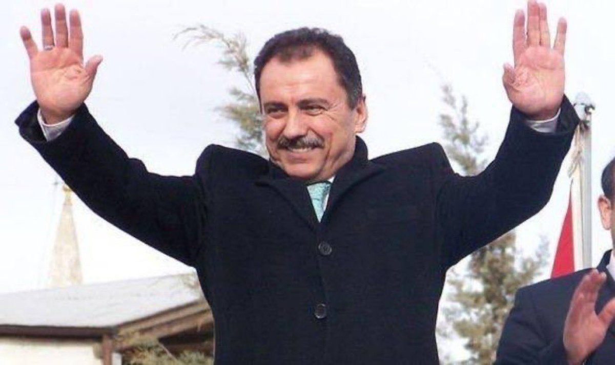 Düz yaşadın,
Düz durdun.
Peygambere komşu ol. 
 #MuhsinYazıcıoğlu