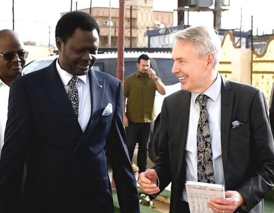 SudanTribune_EN's tweet image. Darfur Governor Minni Minawi met with UN Envoy Pekka Haavisto in Port Sudan to discuss humanitarian aid and a roadmap for peace. Minawi emphasized Sudanese unity and called for the exclusion of the UAE from future political dialogue. #Sudan #Darfur #UN #SudanWar