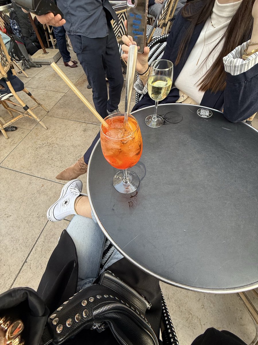 Manon_french's tweet photo. petit verre entres copines 🌞 8€ mon verre, 5€ le sien…. tu sais quoi faire toutou 🐶 et remercie nous de bien vouloir que tu nous payes ces verres 🤭 https://t.co/XmlCU4GqhE