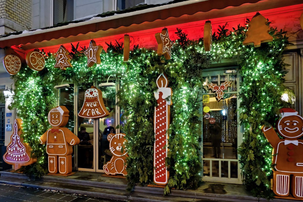 PEKHTography's tweet image. Two gingerbread men guard the door 🍪🚪 
while a red candle burns without melting. 
It’s not a storefront—
it’s a sugar-coated treaty declaring war on adulting. 
The lights just voted unanimously ✨🗳️. 
#HolidayMagic #GingerbreadArmy #SweetSurrender #CozyChaos