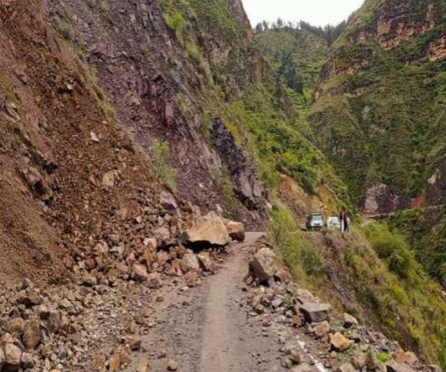 COENPeru's tweet photo. 📢 #Huancavelica | Gobierno local realiza la #EDAN ante un #Derrumbe ocurrido hoy, a causa de las #LluviasIntensas, que ocasionó daños en la infraestructura de transporte en la localidad y distrito de #Anchonga, provincia de Angaraes. Asimismo, se coordina el traslado de maquinaria pesada para la limpieza de la zona afectada.