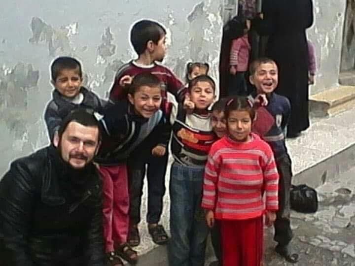 emreeddemir's tweet photo. “Az önce şeker dağıtıp oynadığım çocukların, varil bombaları altında can verdiğini düşünerek yaşamaktansa, onlarla burada ölmeyi severek tercih ediyorum. O çocuklar korkmuyorlar, biz korkmuyoruz! Hepimiz aynı kaderin ortağıyız. Birlikte oynayıp, birlikte öleceğiz!”

-Selami AYNUR https://t.co/7Jk9bjwgFh