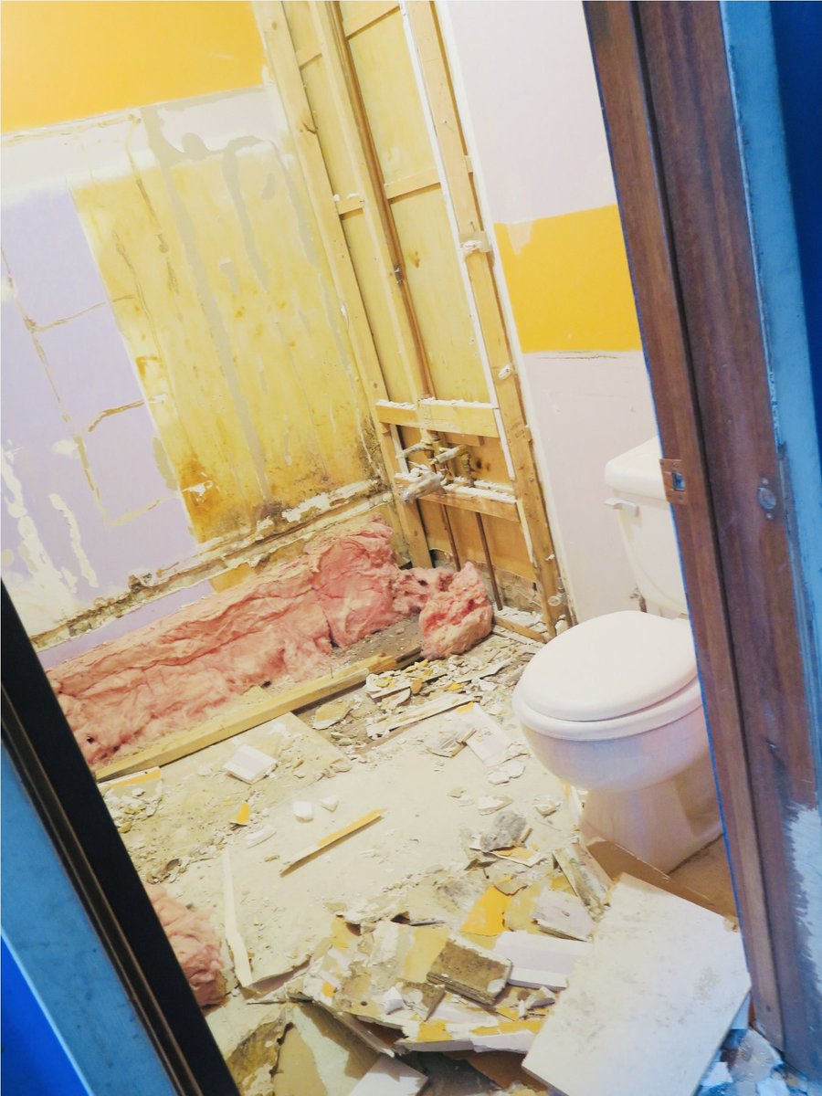 REMoneyNMoreJay's tweet image. #bathroomreno #bathroom 
#beforeandafter #beforeafter #beforevsafter #before #realestatejourney #handymanspecial #fixerupperhouse #fixerupper #fixeruppers #homerenovations #renovatingourhome #reno #renovation #renovationproject #renovationseries #sweatequity #homeupdate