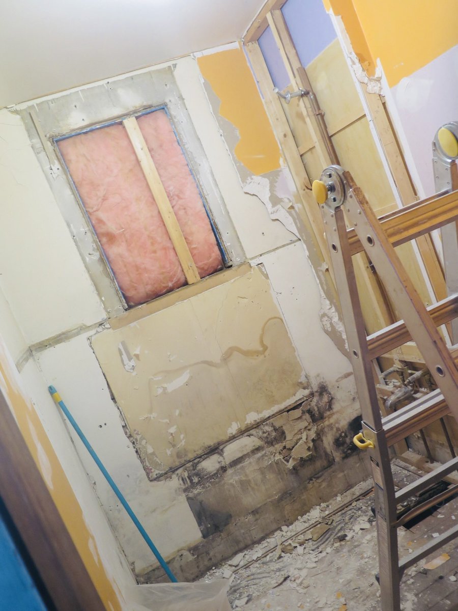 REMoneyNMoreJay's tweet image. #bathroomreno #bathroom 
#beforeandafter #beforeafter #beforevsafter #before #realestatejourney #handymanspecial #fixerupperhouse #fixerupper #fixeruppers #homerenovations #renovatingourhome #reno #renovation #renovationproject #renovationseries #sweatequity #homeupdate