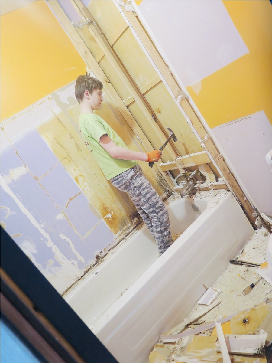 REMoneyNMoreJay's tweet image. #bathroomreno #bathroom 
#beforeandafter #beforeafter #beforevsafter #before #realestatejourney #handymanspecial #fixerupperhouse #fixerupper #fixeruppers #homerenovations #renovatingourhome #reno #renovation #renovationproject #renovationseries #sweatequity #homeupdate
