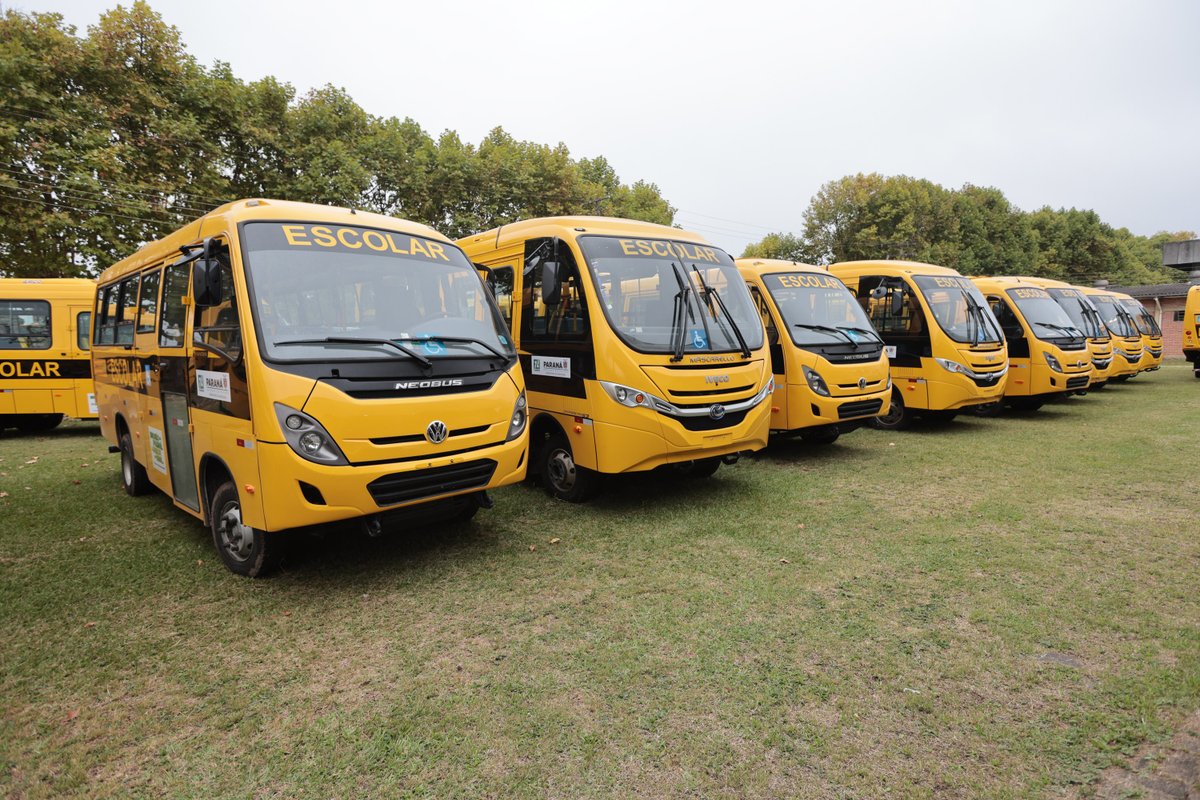 ratinho_jr's tweet photo. Mais investimento na educação e no transporte dos nossos alunos! Iniciamos a entrega de 687 ônibus escolares para 340 municípios do Paraná. Segurança, conforto e acesso à escola. 👊 
https://t.co/Gih4511NzV https://t.co/7O9MDiYlqo