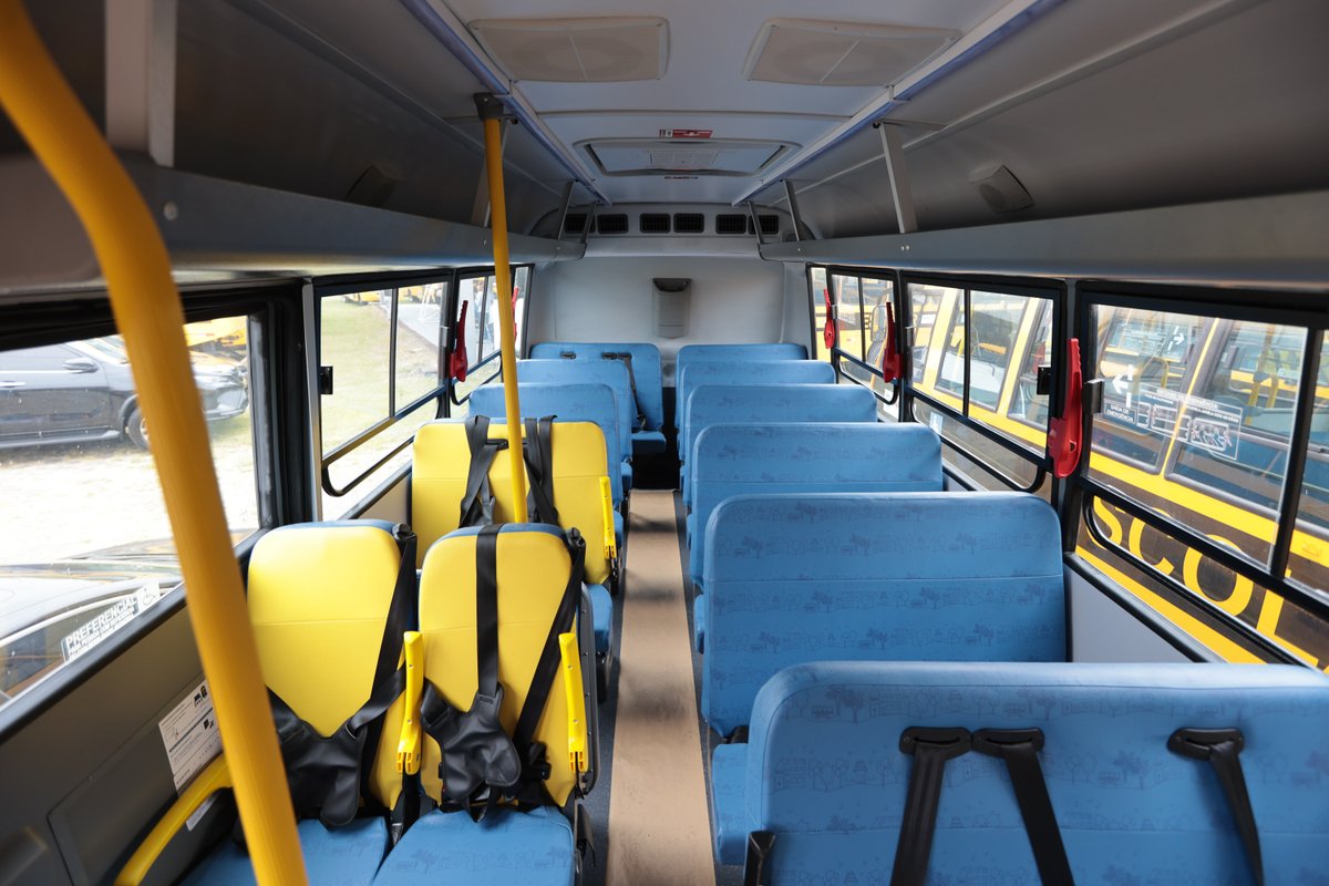 ratinho_jr's tweet photo. Mais investimento na educação e no transporte dos nossos alunos! Iniciamos a entrega de 687 ônibus escolares para 340 municípios do Paraná. Segurança, conforto e acesso à escola. 👊 
https://t.co/Gih4511NzV https://t.co/7O9MDiYlqo