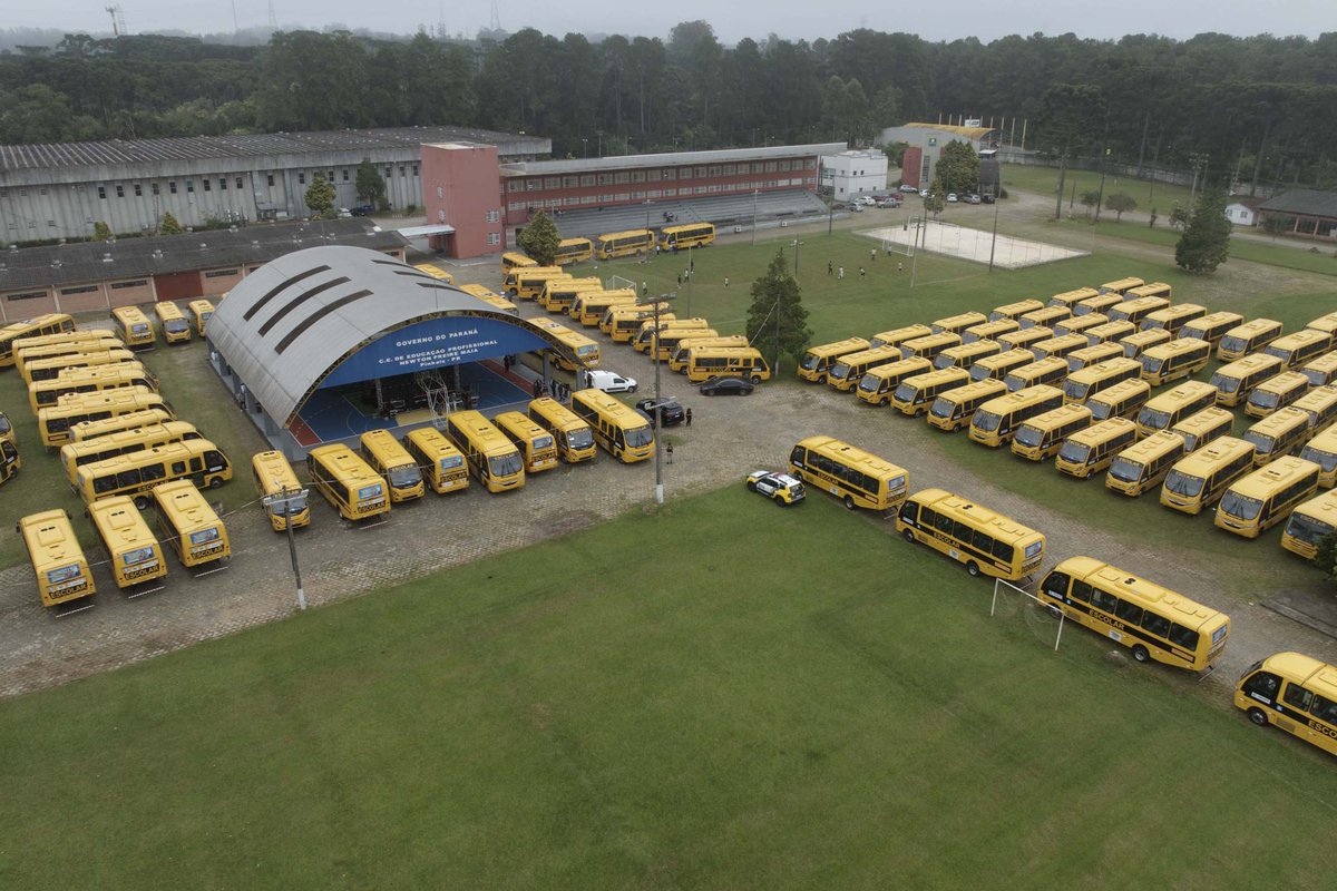 ratinho_jr's tweet photo. Mais investimento na educação e no transporte dos nossos alunos! Iniciamos a entrega de 687 ônibus escolares para 340 municípios do Paraná. Segurança, conforto e acesso à escola. 👊 
https://t.co/Gih4511NzV https://t.co/7O9MDiYlqo