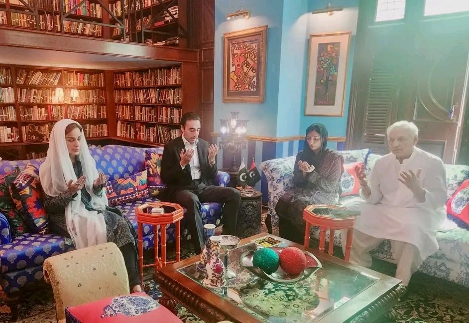 چیئرمین پاکستان پیپلز پارٹی بلاول بھٹو زرداری اور خاتون اوّل و رکن قومی اسمبلی بی بی آصفہ بھٹو زرداری کی #PPP کی نائب صدر سینیٹر شیری رحمان سے ان کی صاحبزادی ماروی خورشید ملک کے انتقال پر تعزیت کی ۔

<a href="/sherryrehman/">SenatorSherryRehman</a>
<a href="/BBhuttoZardari/">Bilawal Bhutto Zardari</a> <a href="/AseefaBZ/">Aseefa B Zardari</a>