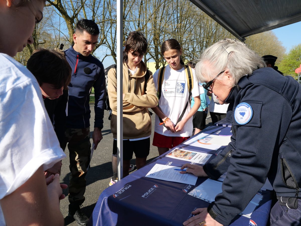 🇫🇷 À Gelos, le rallye citoyen béarnais organisé par la délégation militaire départementale, l’Éducation nationale et l’IHEDN a rassemblé près de 150 collégiens et lycéens autour de l’essentiel : l’engagement, l’effort et les valeurs de la République.

Une journée dynamique et