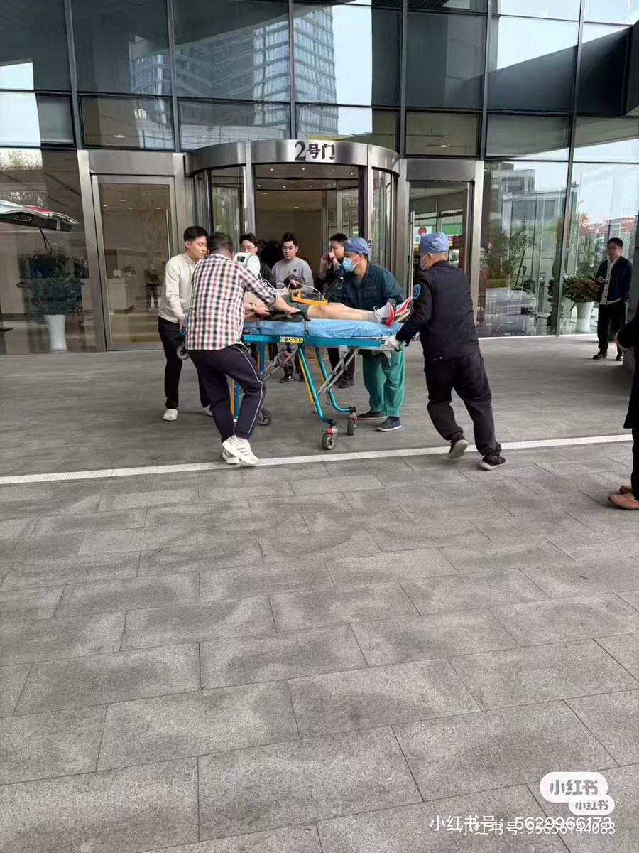 yumiroger's tweet photo. 震惊，张雪峰突然离世… 上了热搜后 翻到他以前的视频   我只能用牛逼来形容。 逝者安息 福生无量天尊 https://t.co/XFpNB7U2df