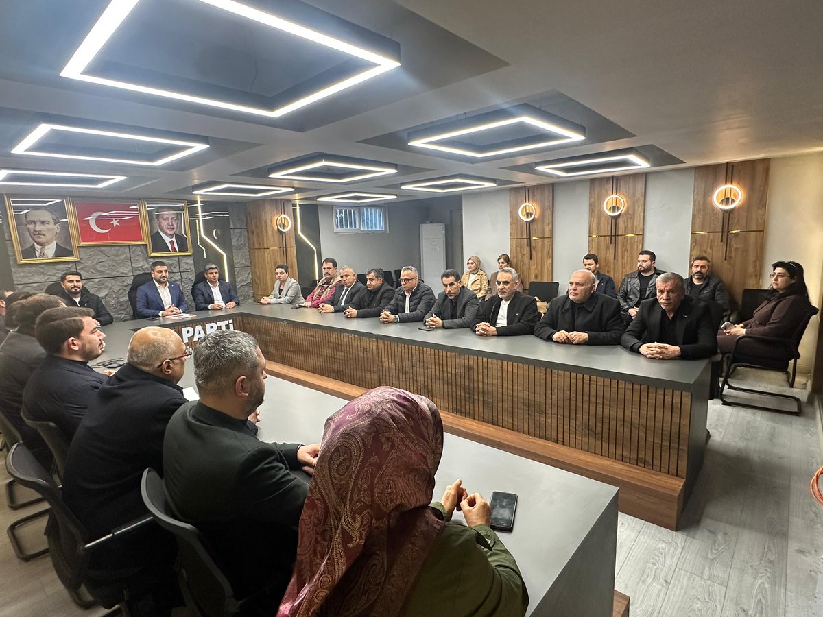 avomerakaltun's tweet photo. Başkanımız Sn. Av. Orhan Çelik’in başkanlığında; İlçe Koordinatörümüz Sn. Ali Demir, Kadın Kolları Başkanımız Sn. Makbule Oruç ve Gençlik Kolları Başkanımız Sn. Fatih Bozdağ’ın katılımlarıyla haftalık olağan Yönetim Kurulu Toplantımızı gerçekleştirdik.
Çalışmalarımız ve ortak hedeflerimiz doğrultusunda yol haritamızı netleştirdiğimiz toplantımızın, teşkilatımız ve şehrimiz için hayırlara vesile olmasını diliyoruz.
@RTErdogan
@bybekirbozdag
@abuyukgumus @hakanaksu058
@farukaytek @milhamigunbegi @avorhancelik @AliDemir8914344 @Makbulee_Oruc @FBozdag63