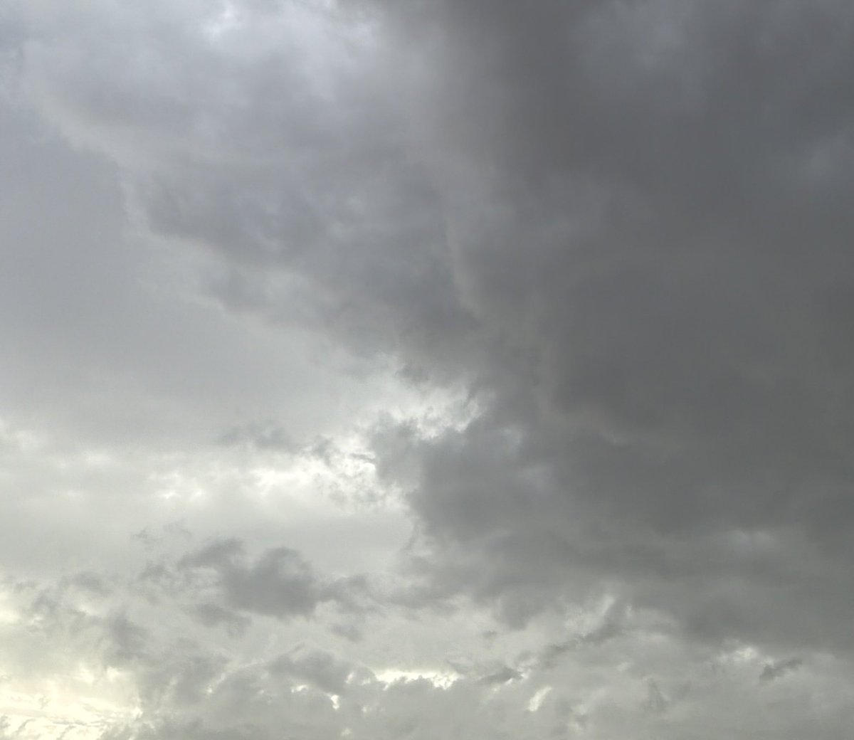 9arrl's tweet photo. عـسـّى السحابـه مــن وراهـا سـحـابـَه  
غيـم و مطـر و أخبــار خيــر و تباشيــر https://t.co/XbAQuNHJwe