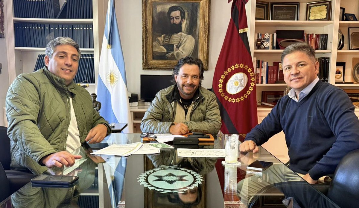 GustavoSaenzOK's tweet photo. En el marco de la emergencia por las crecidas del río Bermejo y del acompañamiento que venimos brindando desde el primer momento, nos reunimos con el ministro @Mariorenemimes1 y Christian Herrera para intensificar el operativo integral de asistencia en Rivadavia Banda Norte y en Rivadavia Banda Sur.

Hace tiempo venimos trabajando junto a cada área del Gobierno en territorio, y hoy reforzamos ese trabajo con nuevas acciones para acompañar a las familias afectadas. En este marco, Cristian Herrera trabajará en conjunto con su fundación “Morillo Canta”.

Este operativo intensificará la asistencia social y sanitaria, los relevamientos de caminos, las mejoras y la adaptación de viviendas, la presencia del Registro Civil para la gestión de DNI, el acompañamiento educativo con relevamientos de conectividad en las escuelas y el trabajo articulado de Seguridad y Defensa Civil.

Seguimos estando donde más se necesita, con un Estado presente y cerca de la gente.