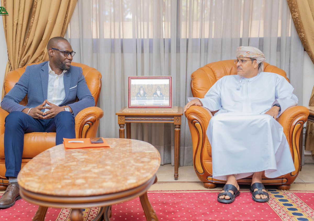 OmanEmbassySEN's tweet photo. استقبل السفير محمد بن سالم جداد الكثيري رئيس البعثة، مدير عام المركز الدولي للتجارة الخارجية في السنغال، جوستان كورييا، وتم استعراض مشروع مدينة الأعمال والفعاليات التي ينظمها المركز ومجالات التعاون والاستثمار بين رجال الأعمال في البلدين. https://t.co/39C2kJrLHa