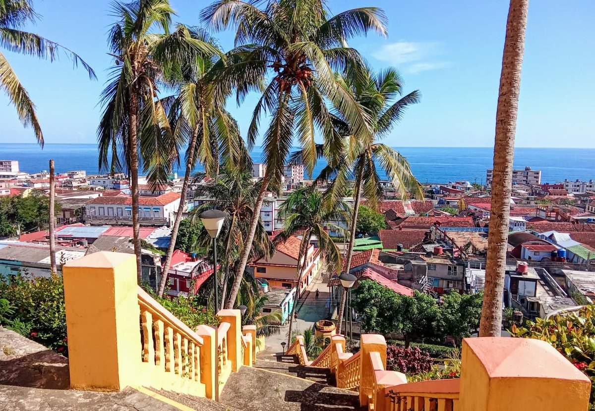 🏨 Baracoa desde lo alto.  
El Hotel Castillo regala panorámicas únicas de la Ciudad Primada, donde historia y paisaje se funden en una experiencia inolvidable.  

#CubaUnica #CubaTravel #ParaConocerCuba
