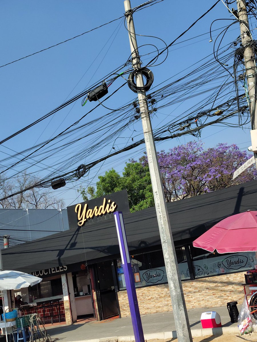 Remodelan calles y avenidas, pintan puentes y colocan luminarias en la #CDMX. Por favor quiten cables también. Orden y limpieza. <a href="/GobCDMX/">Gobierno de la Ciudad de México</a> <a href="/ClaraBrugadaM/">Clara Brugada Molina</a>