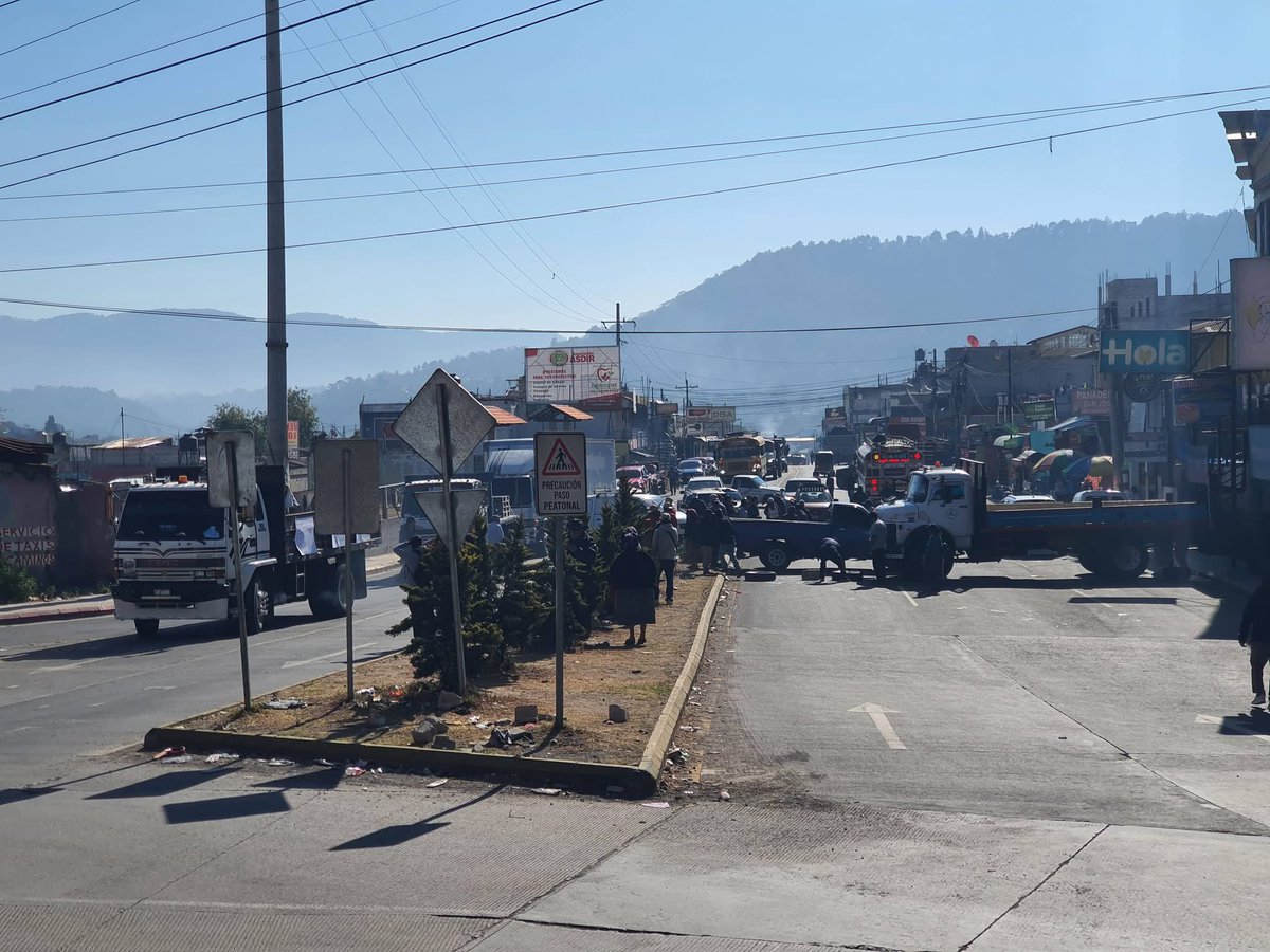 alberto_chaclan's tweet photo. El kilómetro 187.5 de la CA-1 occidente; cuatro Caminos, jurisdicción de San Cristóbal, #Totonicapán, bloqueado por transportistas. Manifiesta su malestar ante el alza en los precios del combustible, no se tiene una hora específica para retirarse del punto. 

@EmisorasUnidas https://t.co/BioAMgAweJ