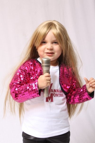 vanevc's tweet photo. En el aniversario de #HannahMontana20 celebro también estas bellas fotos de cuando mi #Bianca tenía 3 años y fue parte del fenómeno. @disneyplusla @MileyCyrus @DisneyChannelLA 

#thebestthebothworld #hannahmontana #hannamontana20thanniversary https://t.co/yQRhFTVle2