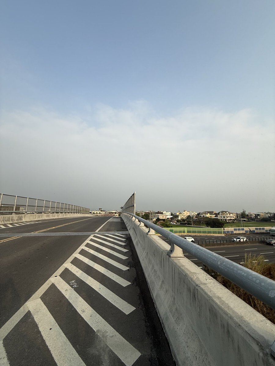 yanxin_1997's tweet photo. 這兩天上班路上都很崩潰，到公司的路上有很多的蟲群，沿路只聽到像雨滴的聲音打在身上，不知道還要持續多久
Day 44、45 #正記錄 https://t.co/elhbz311lV
