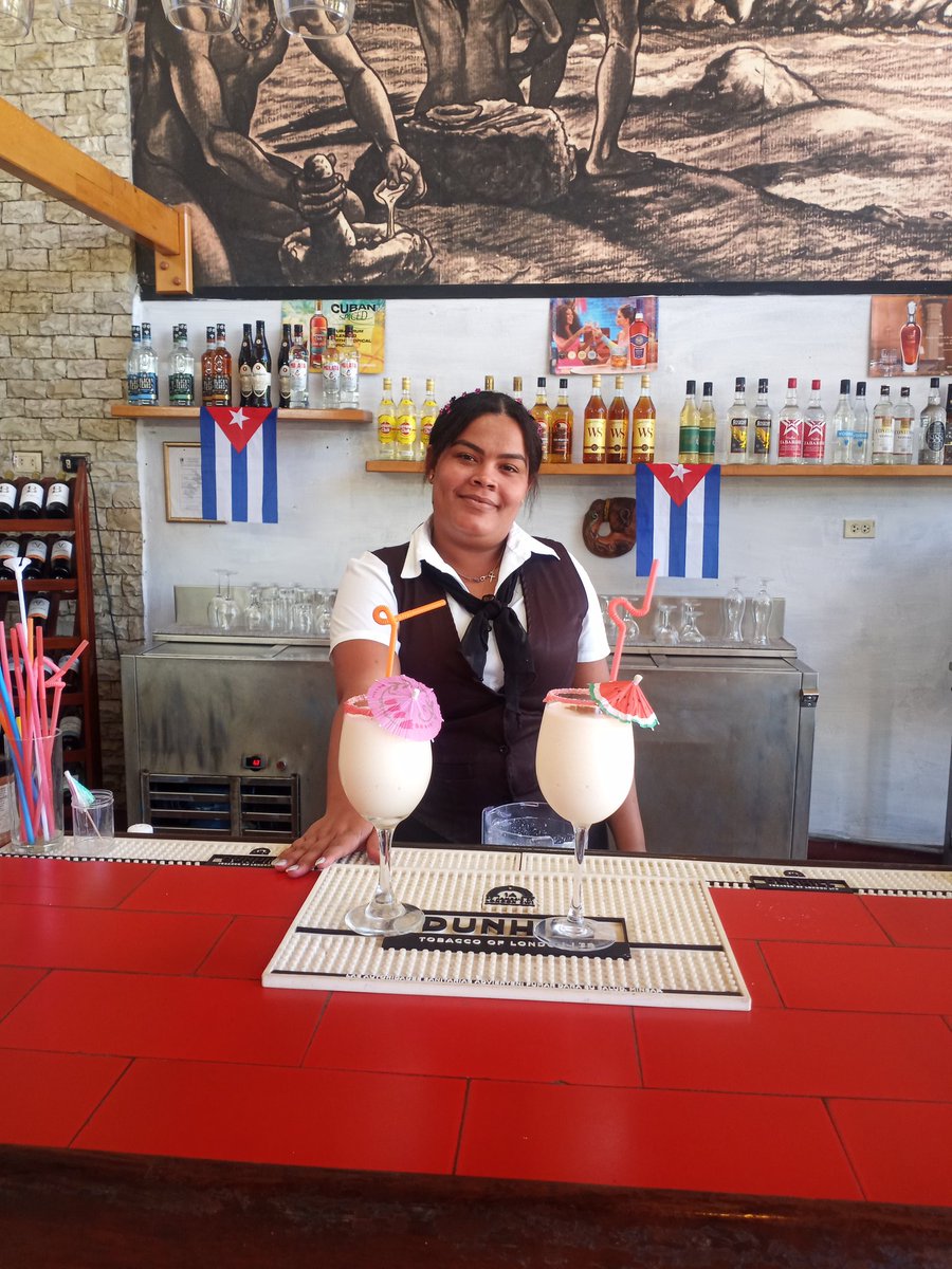 Hotel Canimao disfrute su rica Piña Colada con un servicio y una sonrisa de primera en manos de nuestra badtender Yohanys.
#matancerosenvictoria
#hotelesislazul
#hotelcanimao