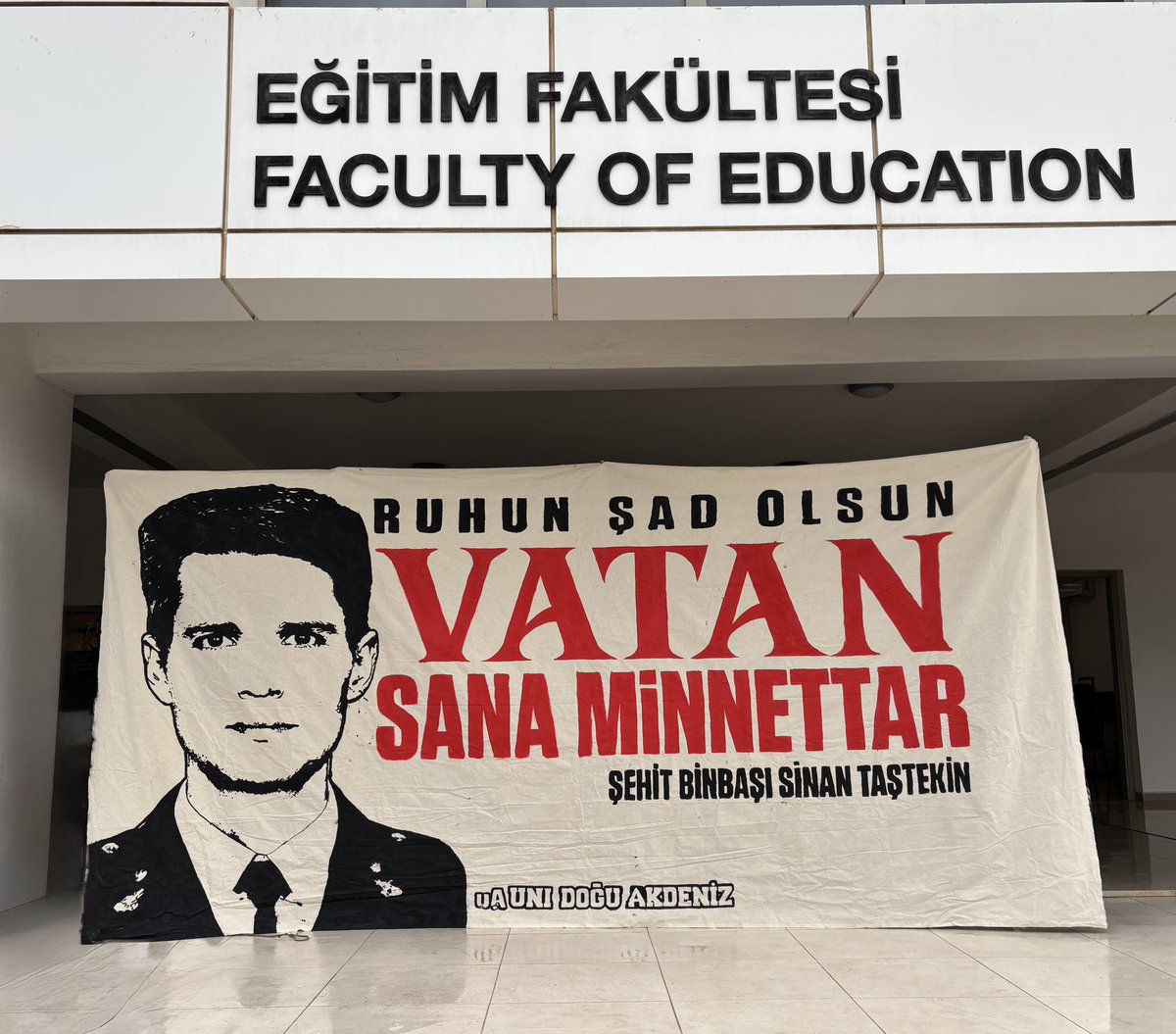 RUHUN ŞAD OLSUN! VATAN SANA MİNETTAR!

Görevli olarak bulundukları Katar’da helikopterin kaza kırıma uğraması sonucu şehit olan Binbaşı Sinan Taştekin’e Allah’tan rahmet; kederli ailesine, yakınlarına ve aziz milletimize başsağlığı ve sabır diliyoruz. Milletimizin başı sağ olsun.