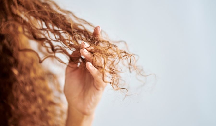¿Estás perdiendo cabello después de un evento estresante? El cortisol podría ser el responsable. 📉

Aprende cómo el estrés crónico forza tu cabello a una fase de caída y cómo apoyar un crecimiento saludable. 👉 

iherb.com/blog/cortisol-…