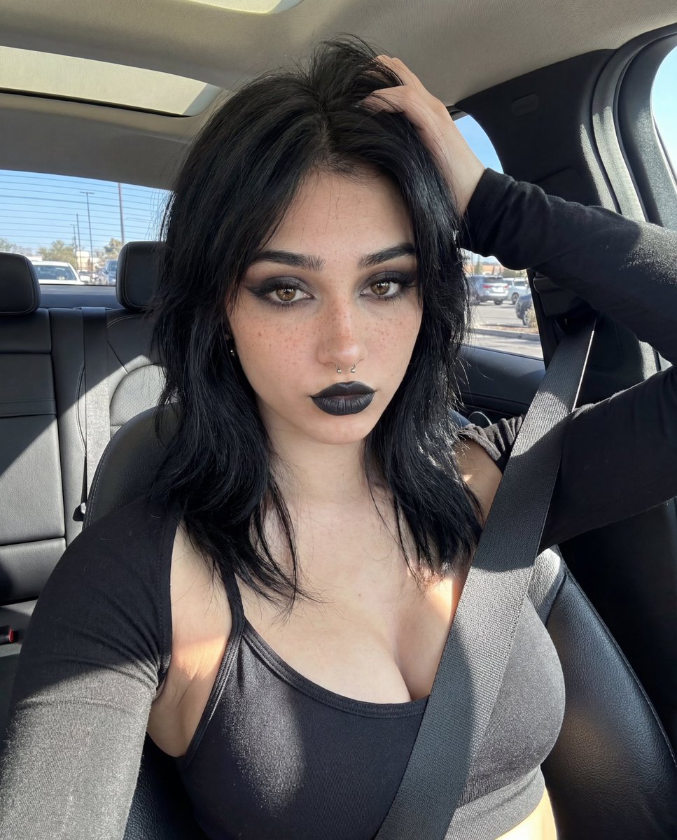 Vickythegoth tweet media