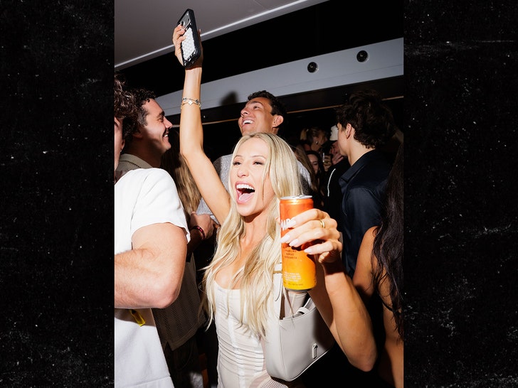 alt24ro's tweet image. Alix Earle participă la petrecerea NYLON după despărțirea de Braxton Berrios
#Lifestyle #alixearle #artweek #despartire #petrecerenylon #vedetemiami 
alt24.ro/alix-earle-par…